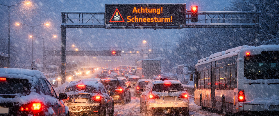 Titelbild des BLOG-Artikels Bei Blitzeis und Schnee zur Arbeit rutschen: Was gilt f&uuml;r Besch&auml;ftigte bei Extremwetterlagen? 